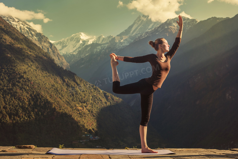 置身在山间的瑜伽美女摄影高清图片