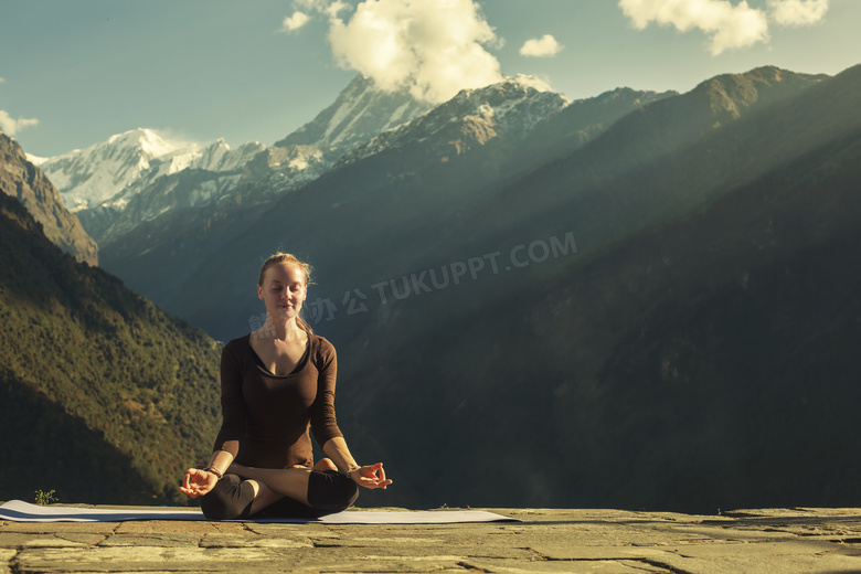 山间在打坐的瑜伽美女摄影高清图片
