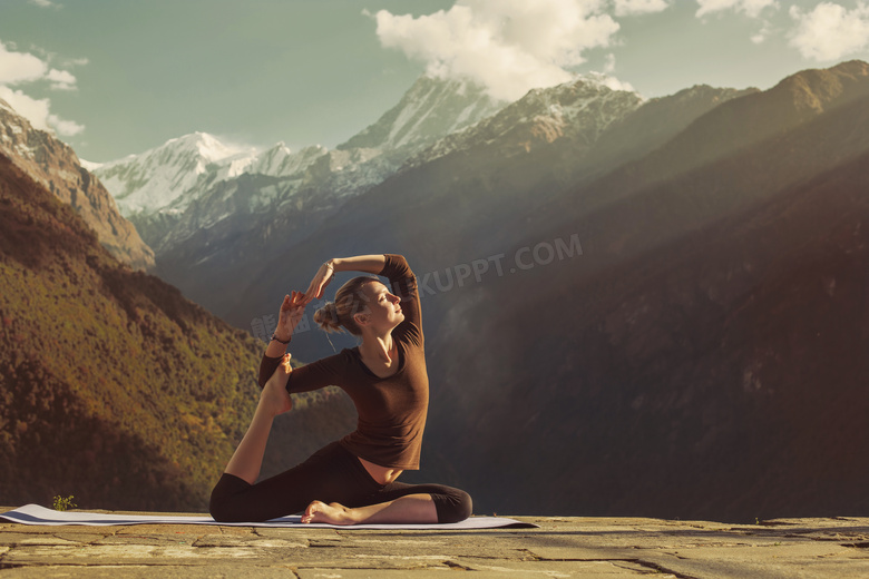 在山间做着瑜伽运动的美女高清图片