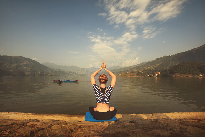 正坐在湖边的瑜伽美女摄影高清图片