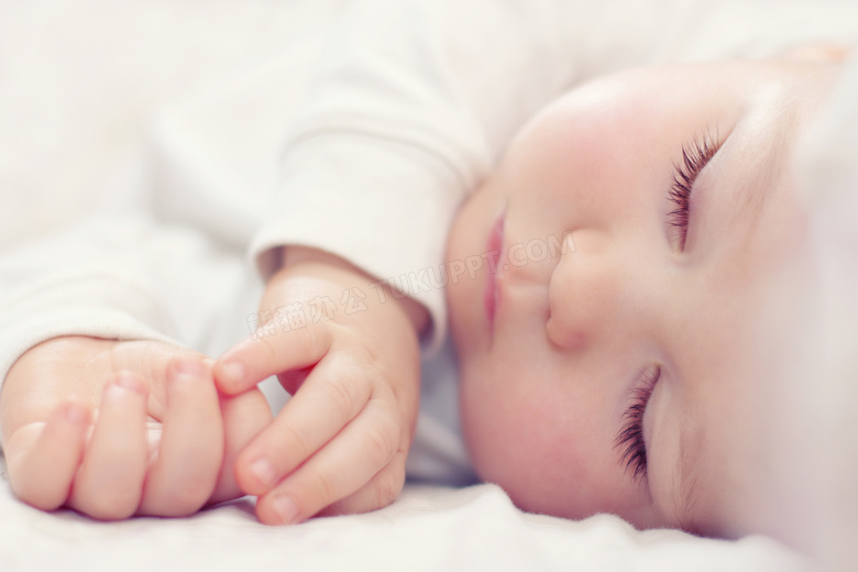 沉浸在睡梦中的小宝贝摄影高清图片