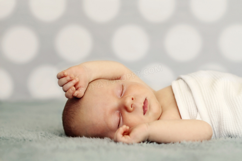 睡在毛毯上的宝贝写真摄影高清图片