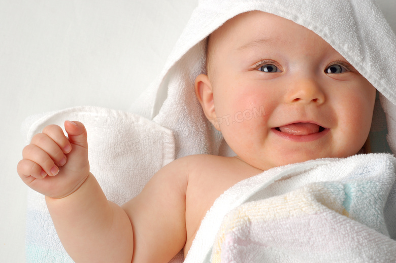 裹着亲肤毛巾的开心小宝宝摄影图片