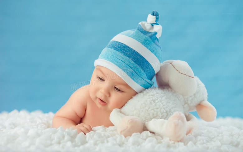 抱着安抚玩具的小宝宝摄影高清图片
