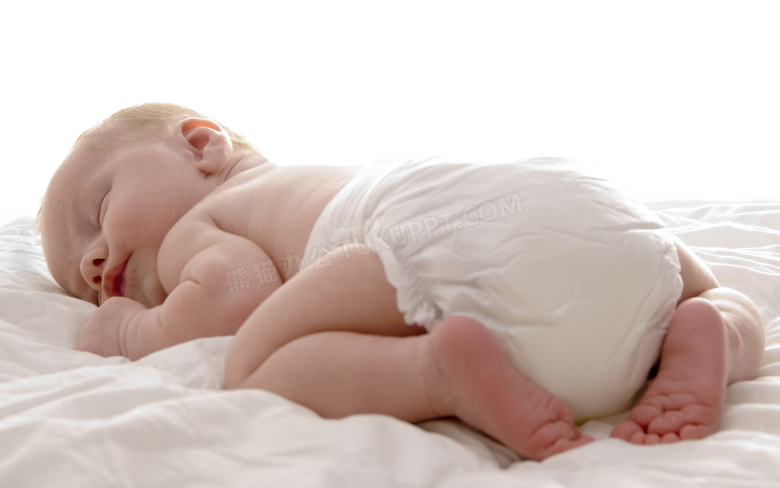 穿着纸尿裤趴着睡觉的宝宝高清图片