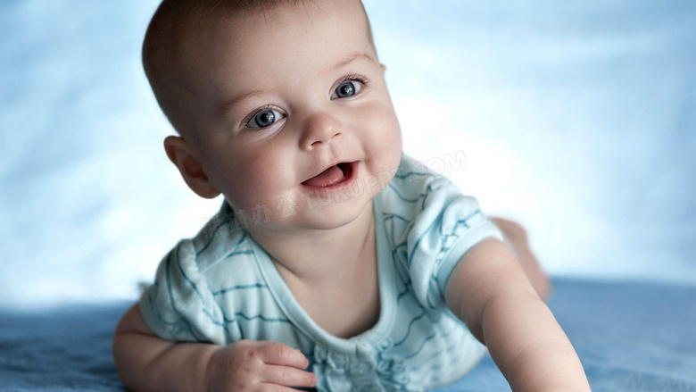 爬着的开心快乐小宝宝摄影高清图片
