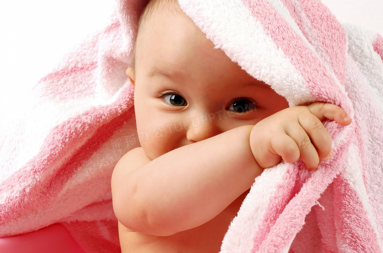 躲藏在毛巾下面的宝宝摄影高清图片