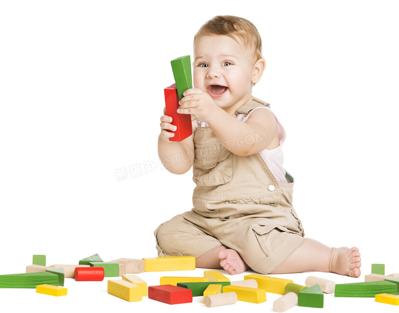 在独自玩着积木的开心宝宝高清图片
