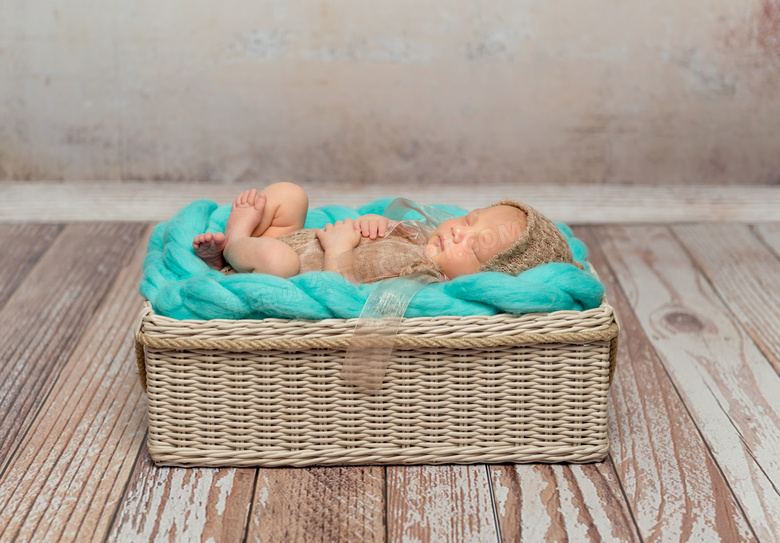 婴儿篮里的小宝宝写真摄影高清图片