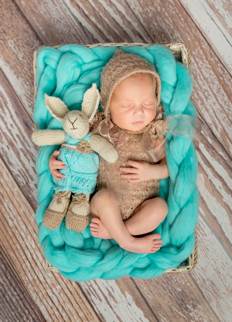 躺在婴儿筐里的小宝宝摄影高清图片