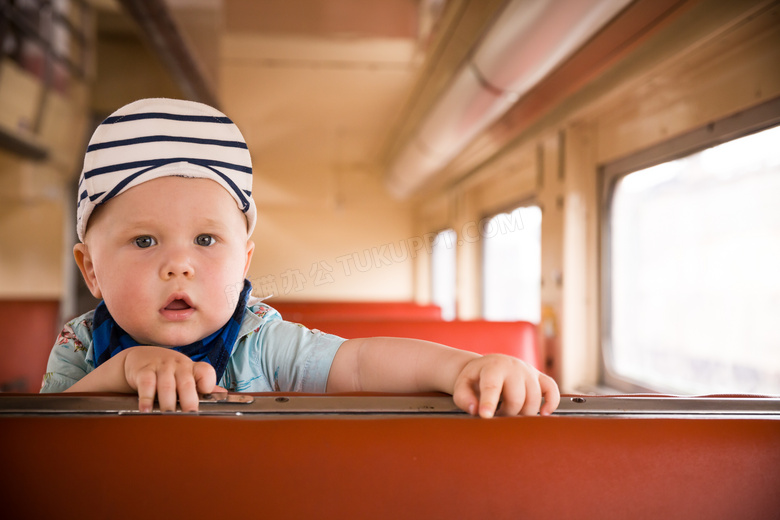 在列车上的小宝宝特写摄影高清图片