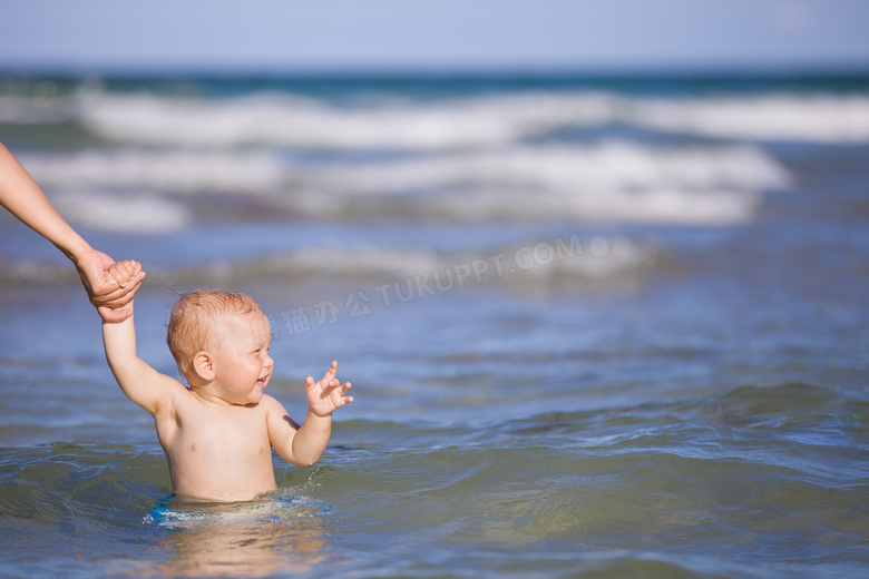 带着游泳圈下水的宝宝摄影高清图片