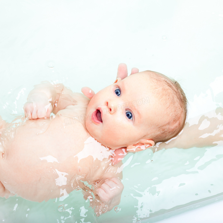 下水洗澡的大眼睛宝宝摄影高清图片
