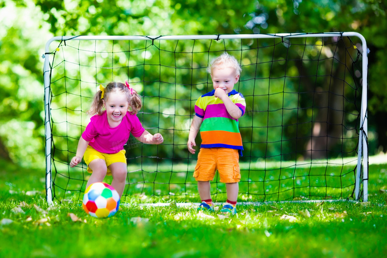 在球门前的踢球小女孩摄影高清图片
