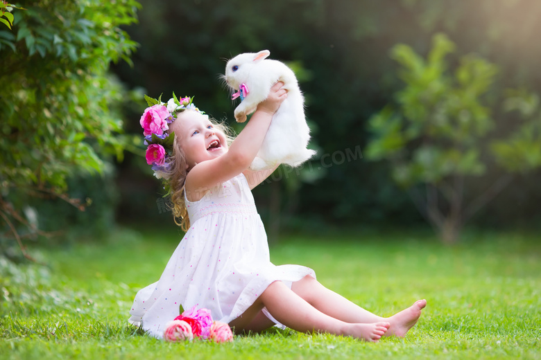 双手举着小白兔的可爱女孩高清图片