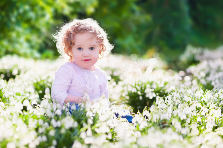 白色花丛中的儿童人物摄影高清图片