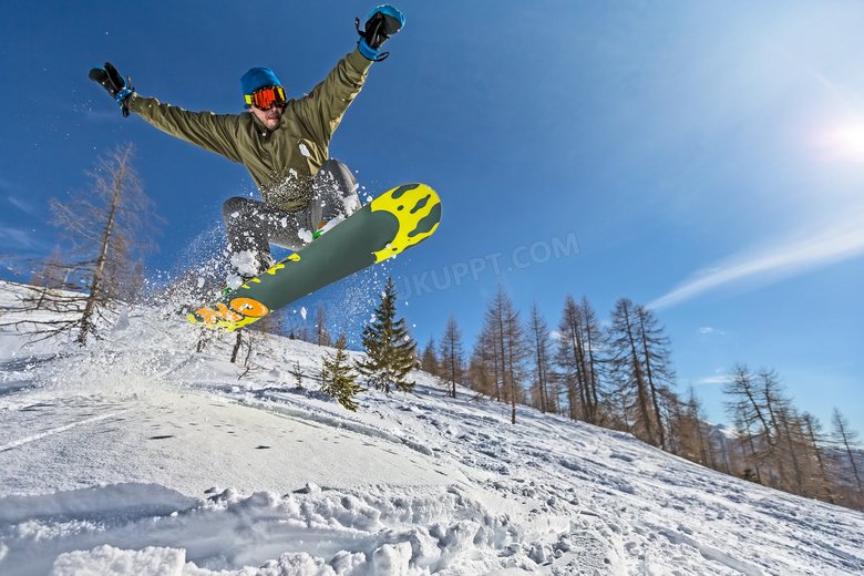 滑雪人物与斜坡上的树摄影高清图片