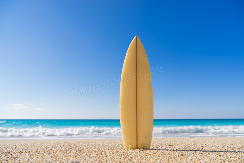 竖立在沙滩上的冲浪板摄影高清图片