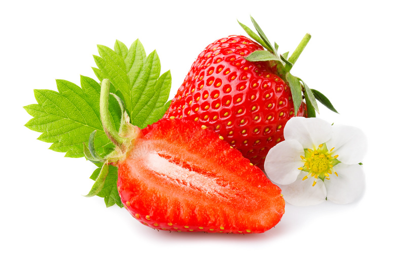 一朵白花与切开的草莓摄影高清图片