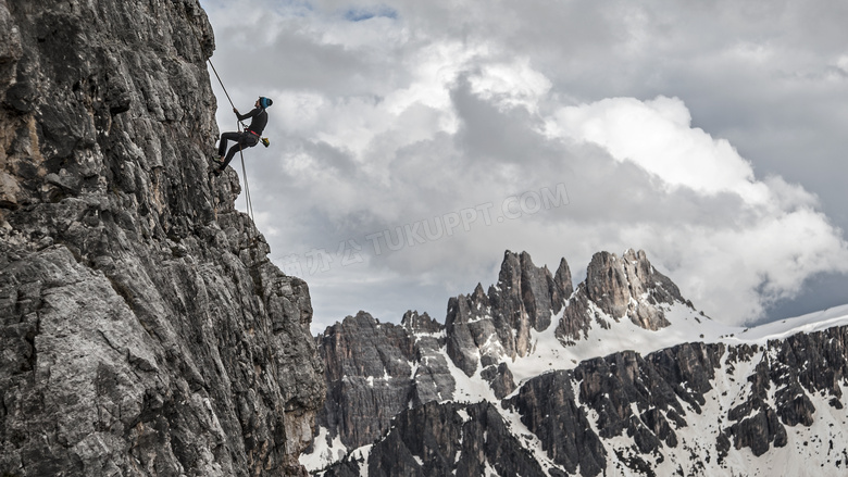 陡峭石壁上的攀岩人物摄影高清图片