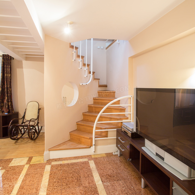 房间楼梯与客厅电视机摄影高清图片