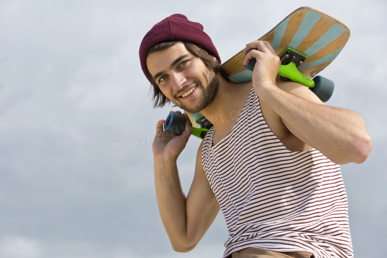 把滑板扛在肩上的男人摄影高清图片