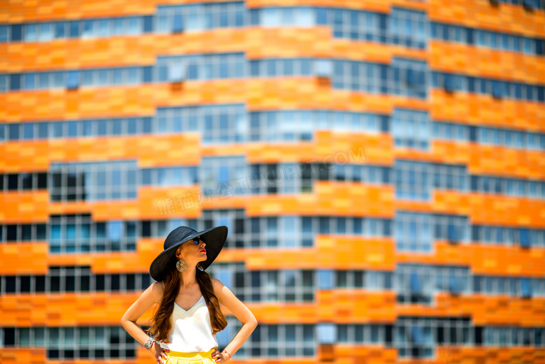 橙色建筑前的美女人物摄影高清图片