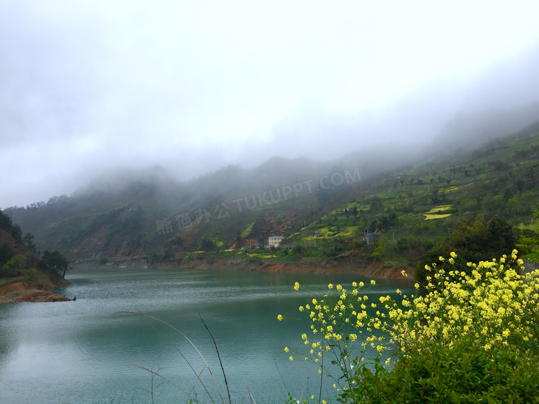 山间云雾缭绕和山脚河流摄影图片