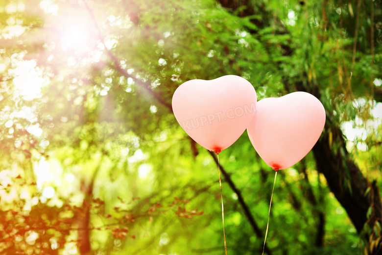 树林与两只粉色的气球摄影高清图片