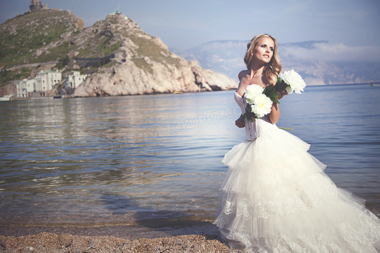 海边上的白色婚纱新娘摄影高清图片