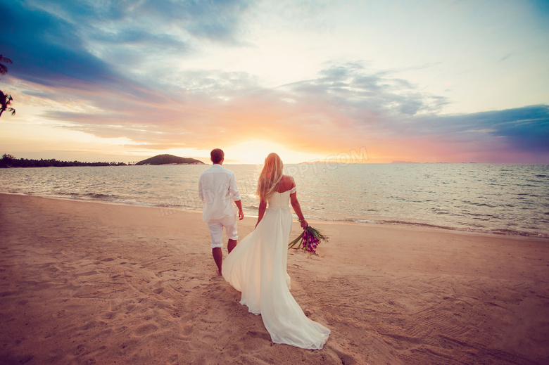 在海边漫步的新娘新郎摄影高清图片