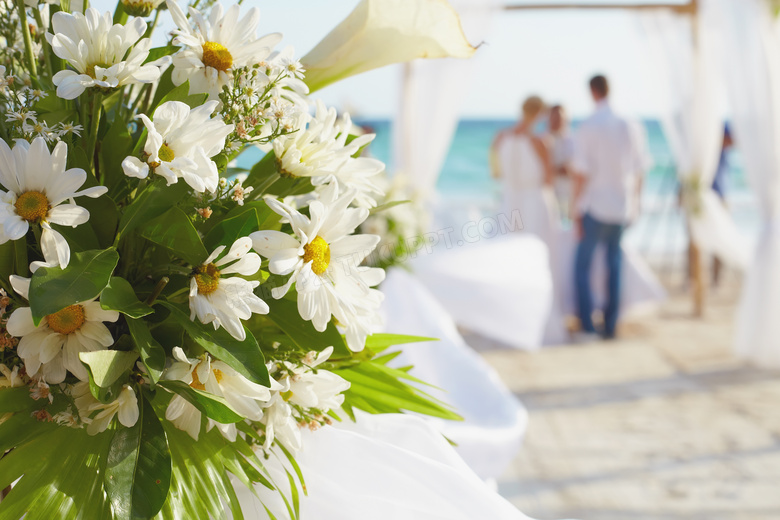 海边沙滩婚礼上的花束特写高清图片