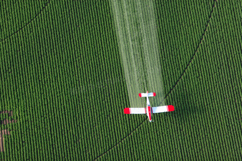 规模化喷洒农药的农场摄影高清图片