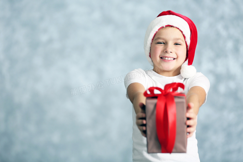 送礼物的圣诞装扮男孩摄影高清图片