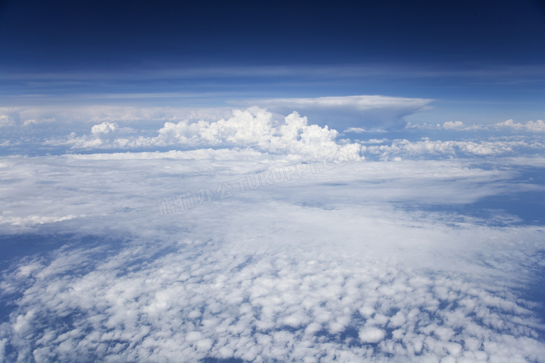 高空中唯美的云层效果摄影图片