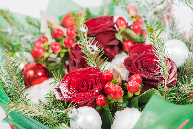 圣诞球点缀的鲜艳花束摄影高清图片