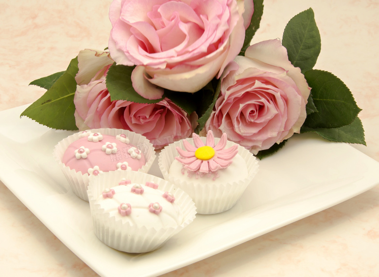 玫瑰花与纸杯蛋糕特写摄影高清图片
