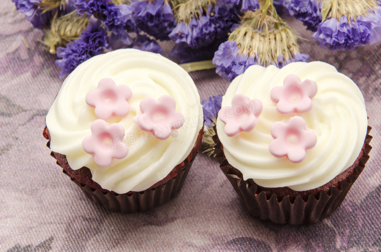 紫色花朵与两枚小蛋糕摄影高清图片