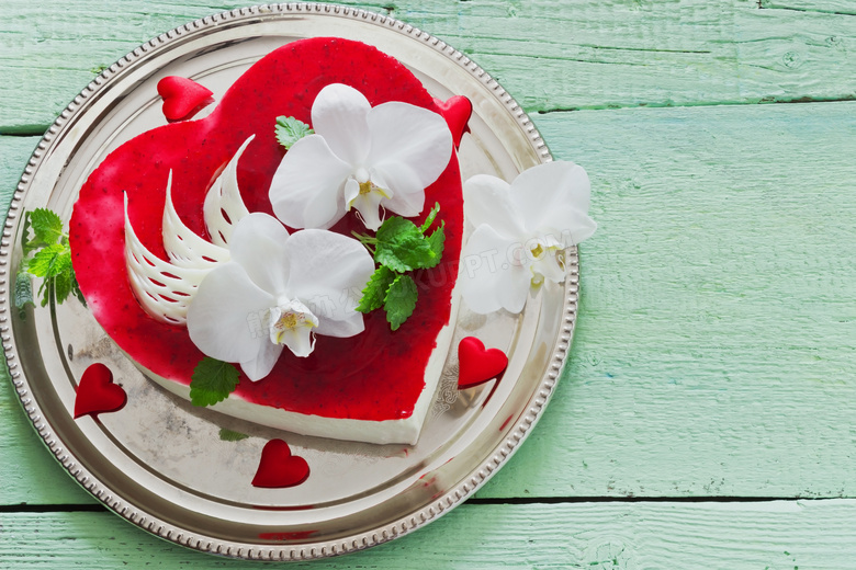 白色花点缀的心形蛋糕摄影高清图片