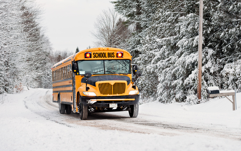 冬天驶在道路上的校车摄影高清图片