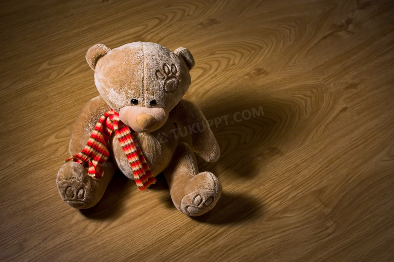安静地坐在地板上的玩具熊高清图片