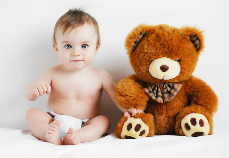 可爱小宝宝与玩具小熊摄影高清图片
