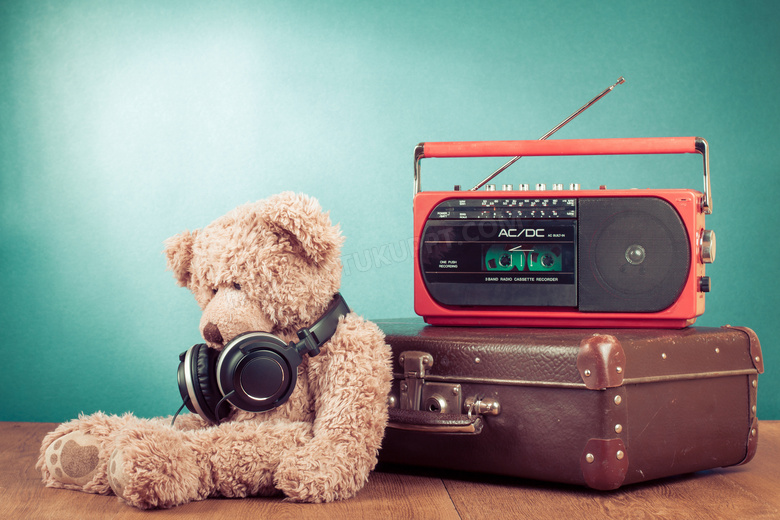 录音机与戴着耳机的玩具熊高清图片