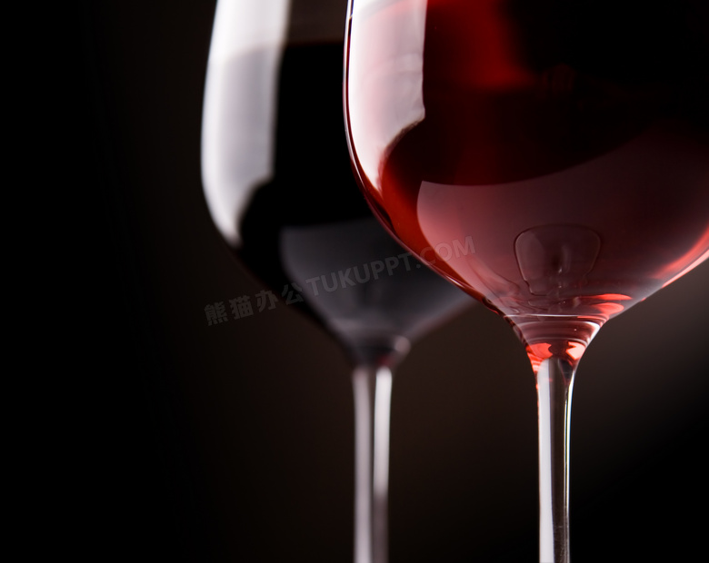倒有红葡萄酒的高脚杯特写高清图片