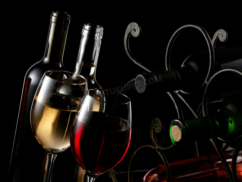 葡萄酒酒瓶与酒架特写摄影高清图片