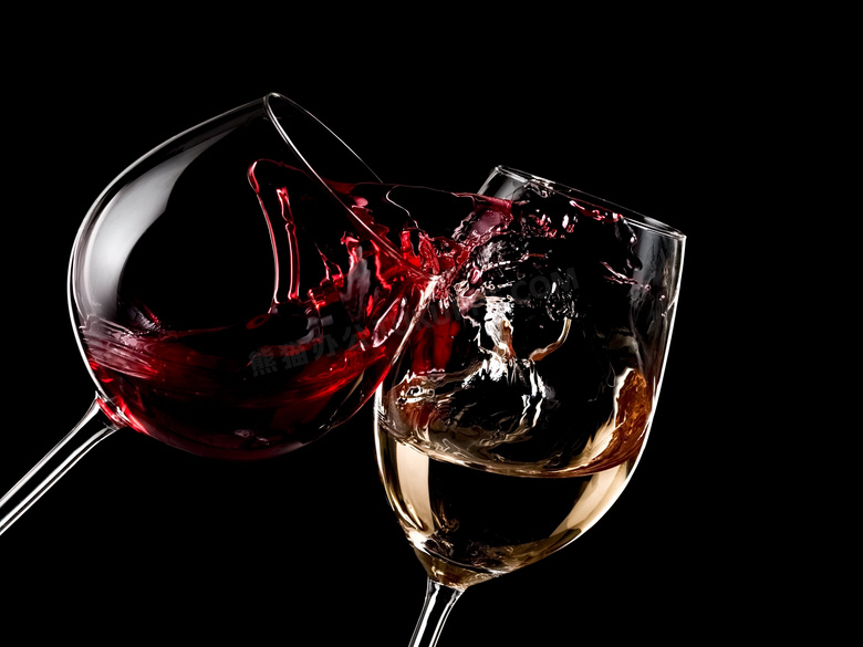 倒有葡萄酒的两只酒杯特写高清图片