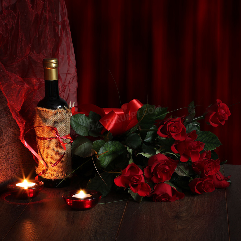 酒瓶蜡烛与红花绿叶等摄影高清图片