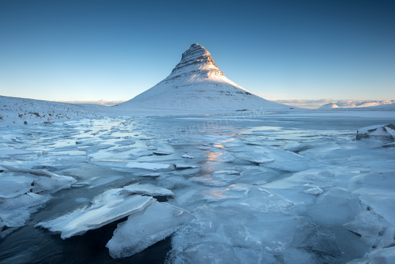 蓝天山丘与冰封的河面摄影高清图片