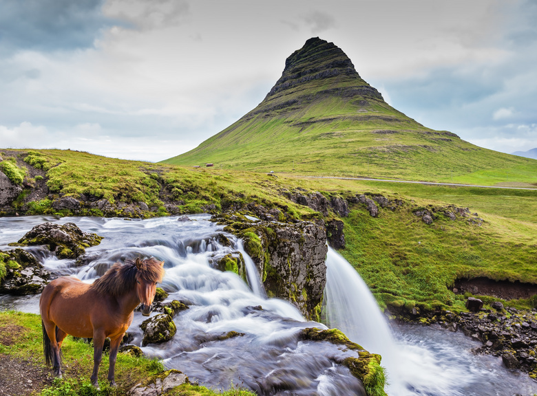 一匹马与山丘瀑布风景摄影高清图片