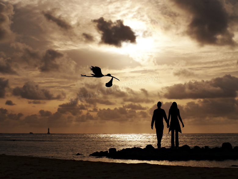 海滩上手拉着手的情侣人物高清图片